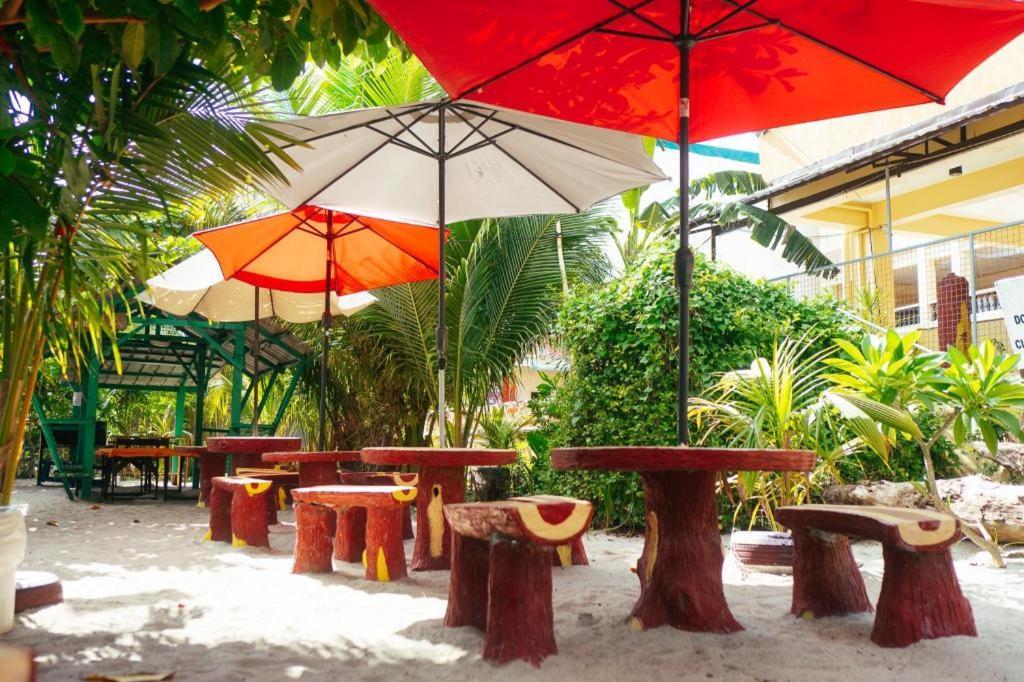 Suzuki Beach Hotel 오롱가포 외부 사진